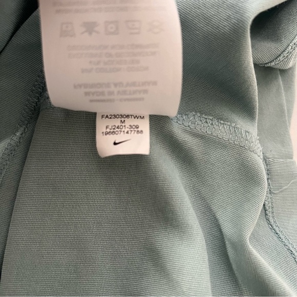 The Nike Tee Dri-Fit Medium Loose Bones Skeleton Shirt Graphic Sleeve Logo NWOT - Picture 7 of 7